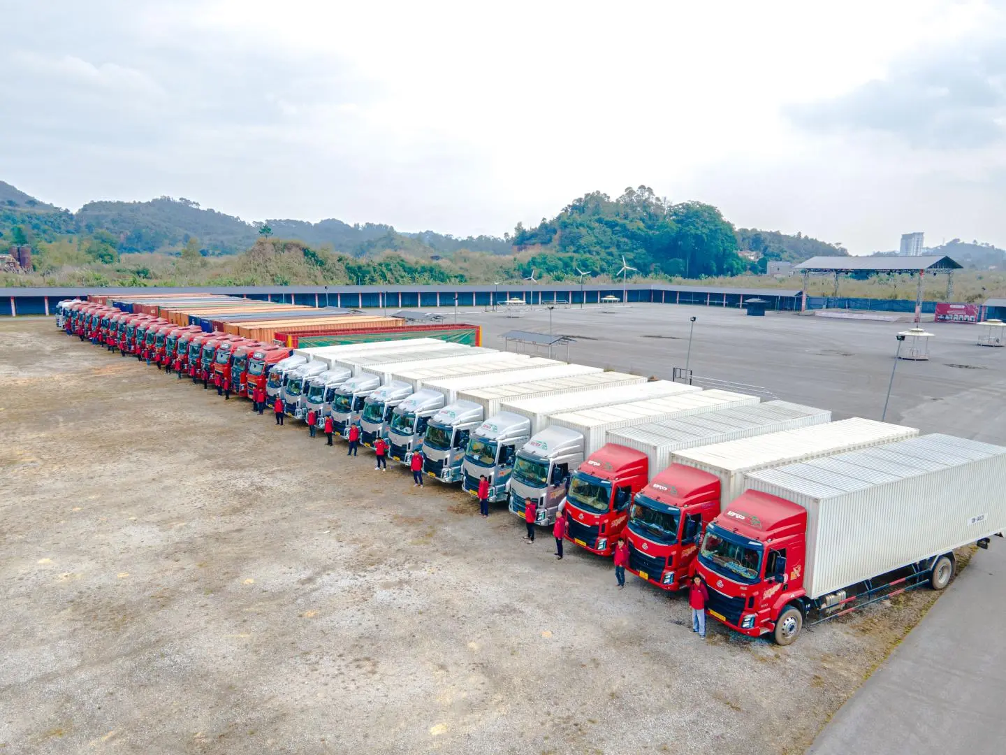 Quang cảnh xe container xếp hàng tại cửa khẩu quốc tế Hữu Nghị, Lạng Sơn chờ làm thủ tục