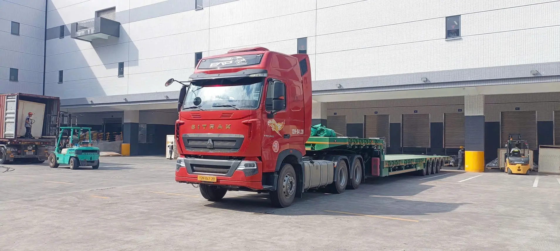 Xe container Bap Logistics làm thủ tục thông quan hàng hóa tại cửa khẩu Lạng Sơn