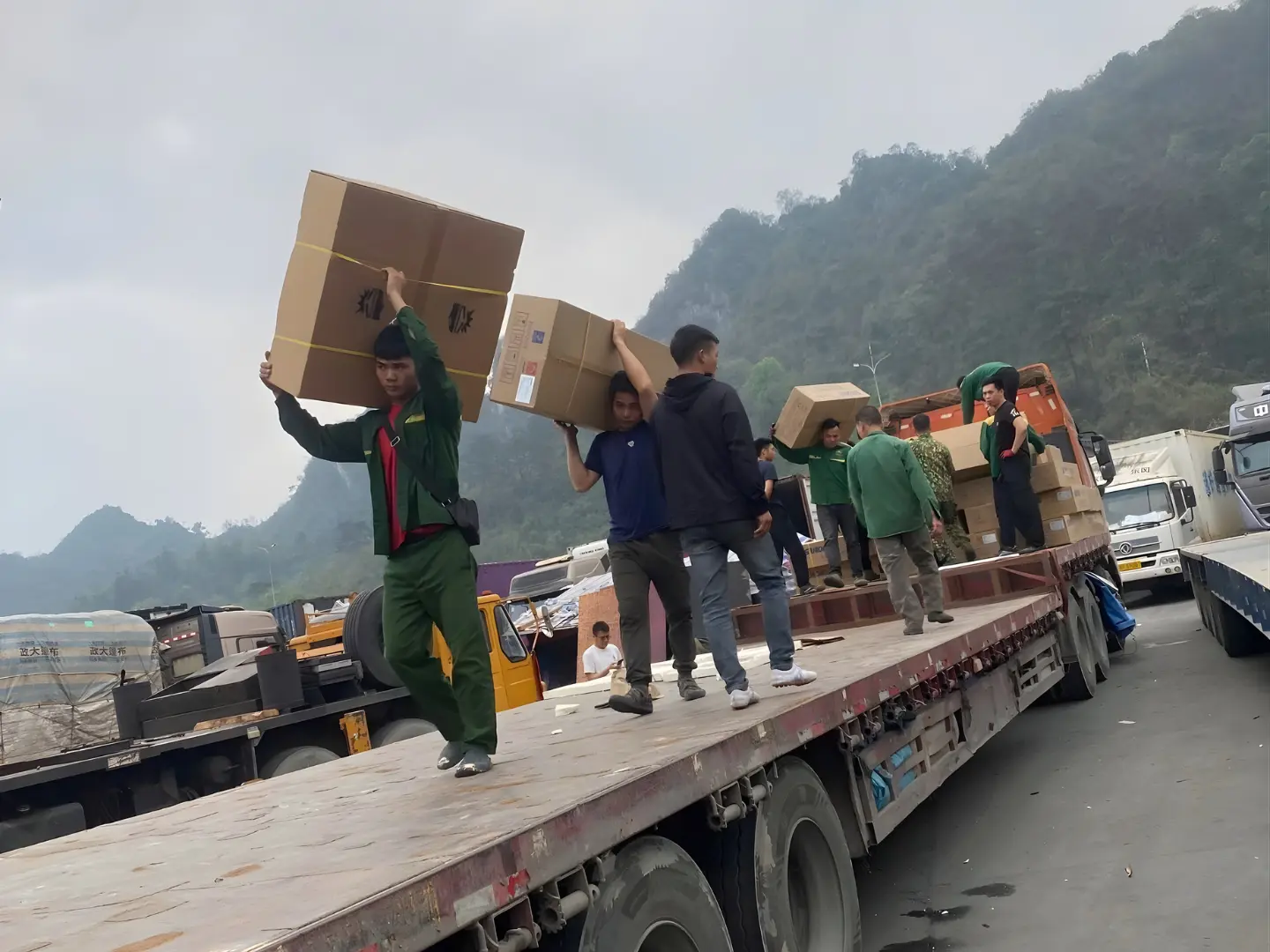 Xe tải vận chuyển hàng hóa qua cửa khẩu Tân Thanh Lạng Sơn nhanh chóng.