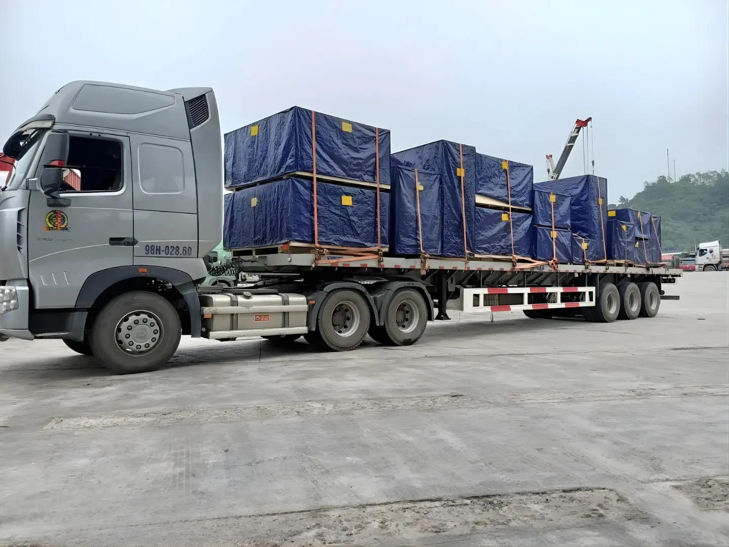 Xe container vận chuyển hàng Trung Quốc tại cửa khẩu Hữu Nghị về các khu công nghiệp Bắc Ninh, Bắc Giang.